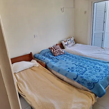 Gazde/Camere de închiriat With Balcony In In Quite Area Of